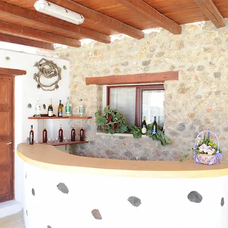 Mandilaria Perivolos (Santorini)